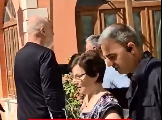 Qytetarja kërkon ta takojë, Rama i kthehet: Çfarë do? Ik tani, mos më hajde nga mbrapa… (VIDEO)
