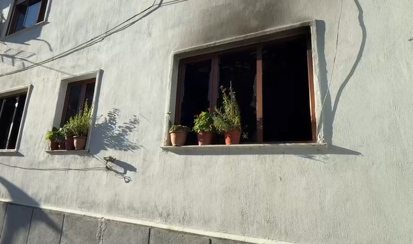 E rëndë në Pogradec/ Banesa e saj u përfshi nga flakët, asfiksohet dhe ndërron jetë 52-vjeçarja