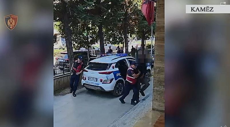 Përndoqën dhe kërcënuan ish-të dashurat, arrestohen dy të rinjtë në Tiranë (VIDEO)