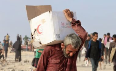 Të paktën 25 të vrarë nga sulmet izraelite në Gaza, disa po merrnin ndihma