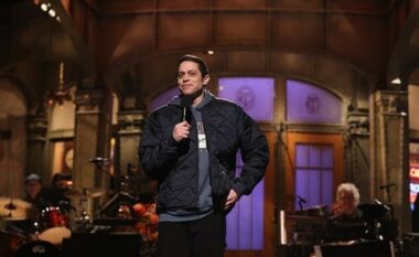 Pete Davidson zbulon plagë të thella familjare mes një paraqitjeje të re në skenë