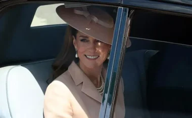 Kate Middleton “thyen rregullin” me një zgjedhje mode që nuk pritej dhe pas saj fshihet një mesazh i fuqishëm