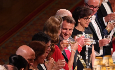 Bëhet viral momenti kur Emmanuel Macron i shkel syrin Kate Middleton