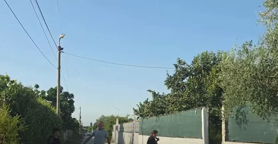 Vajza mbyti babanë me tel, arrestohet edhe e ëma, policia: Pastroi trupin e bashkëshortit që të mos zbulohej krimi