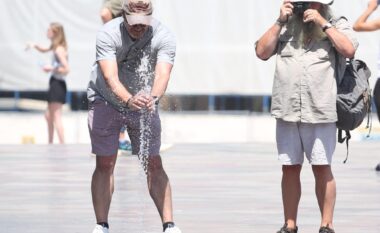 FOTOLAJM/ Termometri shënon 43 gradë celcius, si po i përballojnë qytetarët temperaturat ekstreme