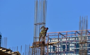 EMRAT/ Punëtori u dëmtua gjatë punës në kantier, arrestohet inxhinieri i ndërtimit. Nis hetimi për 21-vjeçaren