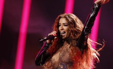 Këngëtarja e njohur ndërkombëtare emocionon me surprizën e papritshme në koncert, fansat shokohen: Jam shqiptare