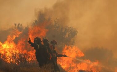 Mijëra njerëz evakuohen si pasojë e përhapjes së madhe të zjarreve në ishullin Kretë të Greqisë