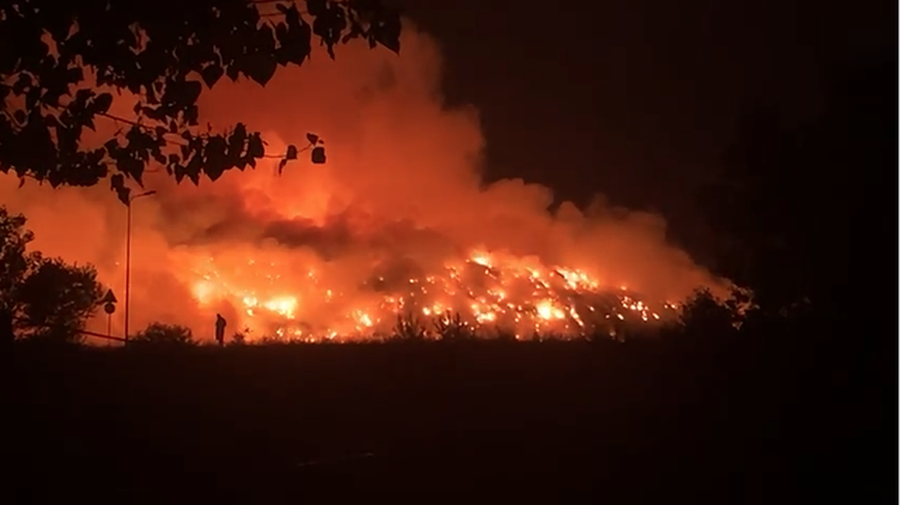 Prej gjashtë ditësh nën “kthetrat” e flakëve, shuhet zjarri në landfillin e Elbasanit! “Zhduket” nga qyteti reja toksike