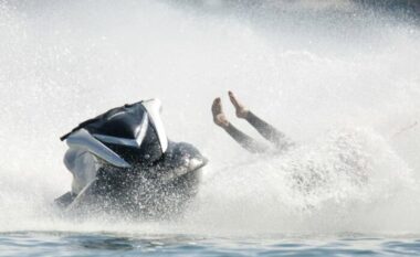 E rëndë në Golem, përplasen në det dy të rinjtë me Jet Ski, njëri përfundon në spital e tjetri në Komisariat