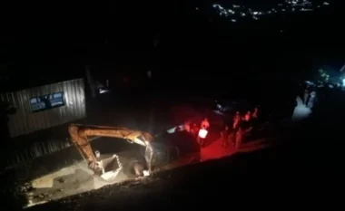 Tensione në aksionin e IKMT-së për shembjen e ndërtesave pa leje në Theth, banorët futen në banesë, nuk lejojnë prishjen e objektit