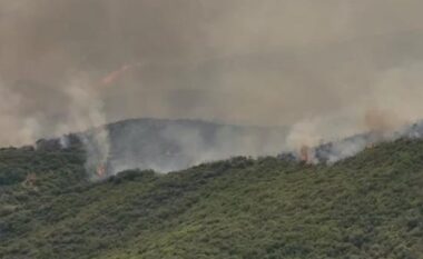 Vatra e zjarrit në Delvinë po përhapet, dy helikopterë ndërhyjnë nga ajri për shuarjen e flakëve
