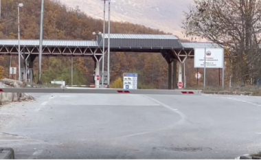 Zjarri në anën e Maqedonisë së Veriut përfshin dy anët e rrugë, bllokohet kalimi i kamionëve në doganën e Goricës
