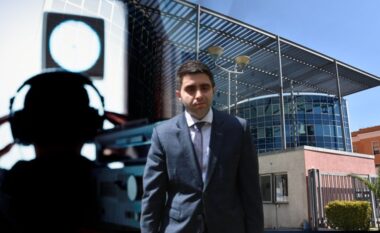 Tenderi 2.3 mln euro/ Zbardhet përgjimi i punonjëses që “fundosi” Jonaid Myzyrin: Ne firmosim, ata marrin lekët, i shërbeva si qeni dhe tani…