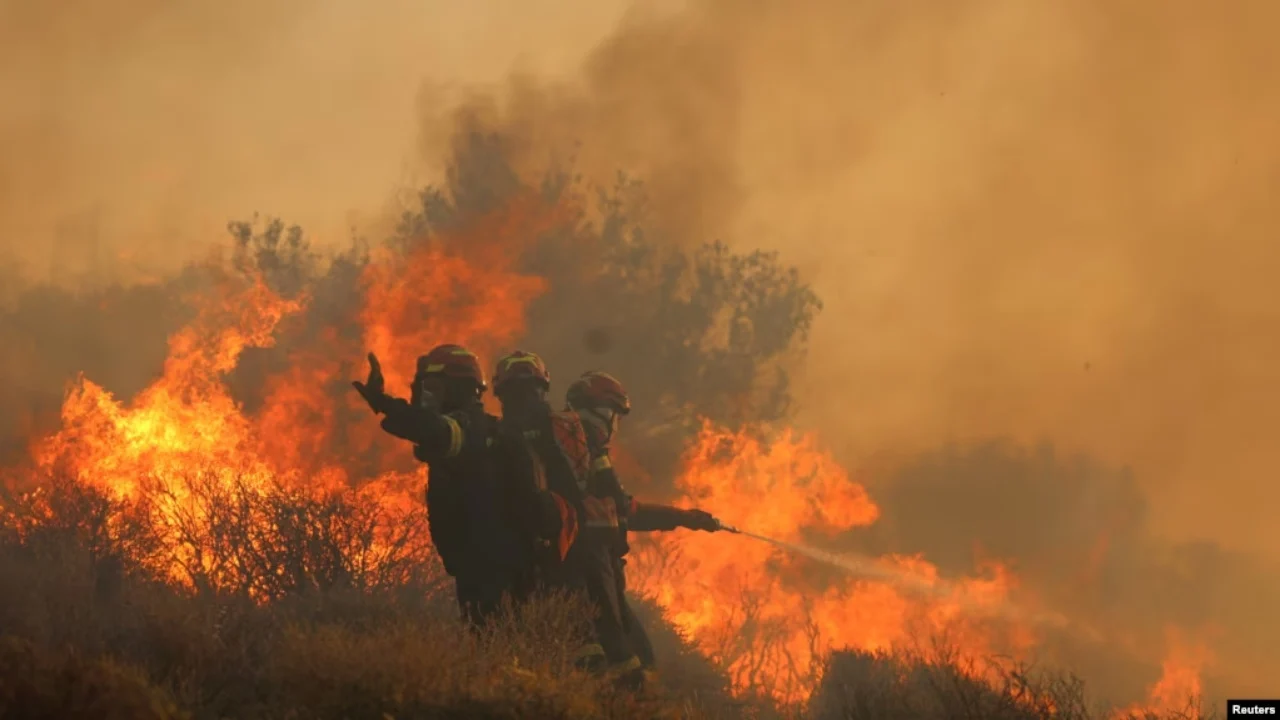 Landfilli i Elbasanit prej pesë ditësh në flakë, qytetarët përballen çdo ditë me tymin toksik