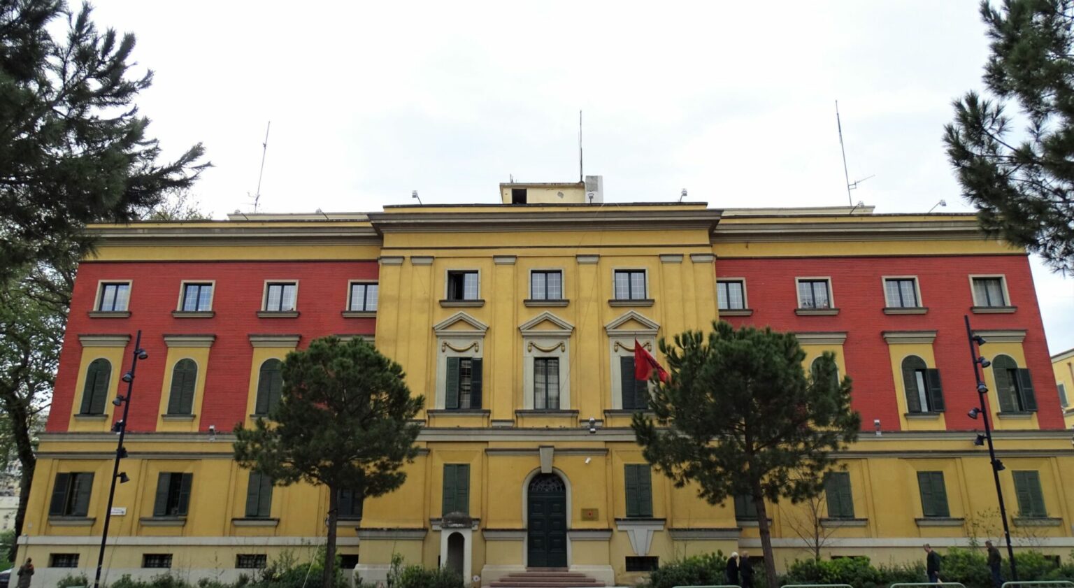 Bashkitë rrisin shpenzimet e personelit dhe ulin investimet