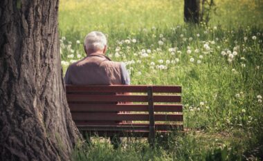 Bie koha mesatare e gëzimit të pensionit/ Të moshuarit në fshat e marrin së paku 7.3 vite më shumë se ata në qytet