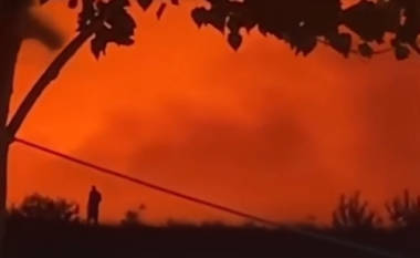 VIDEO/ Rëndohet zjarri në landfillin e Elbasanit, flakët përhapen me shpejtësi në orët e mbrëmjes