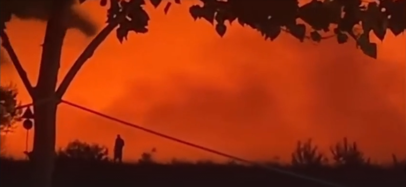 VIDEO/ Rëndohet zjarri në landfillin e Elbasanit, flakët përhapen me shpejtësi në orët e mbrëmjes