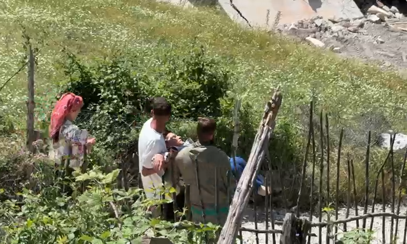 Tensione në Theth/ Gruasja bie pa ndjenja gjatë përplasjes me IKMT dhe policinë