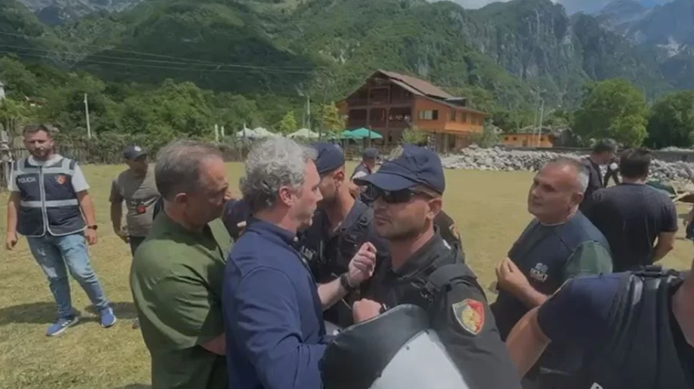 Tensionet në Theth/ Boçi dhe Spahia përplasen me policinë: Mos më kap me dorë se ta mbështjell mirë… (VIDEO)