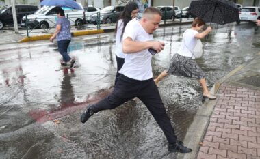 Mjaftuan vetëm pak reshje shiu dhe rrugët e Tiranës kthehen në “përrenj” (FOTOT)