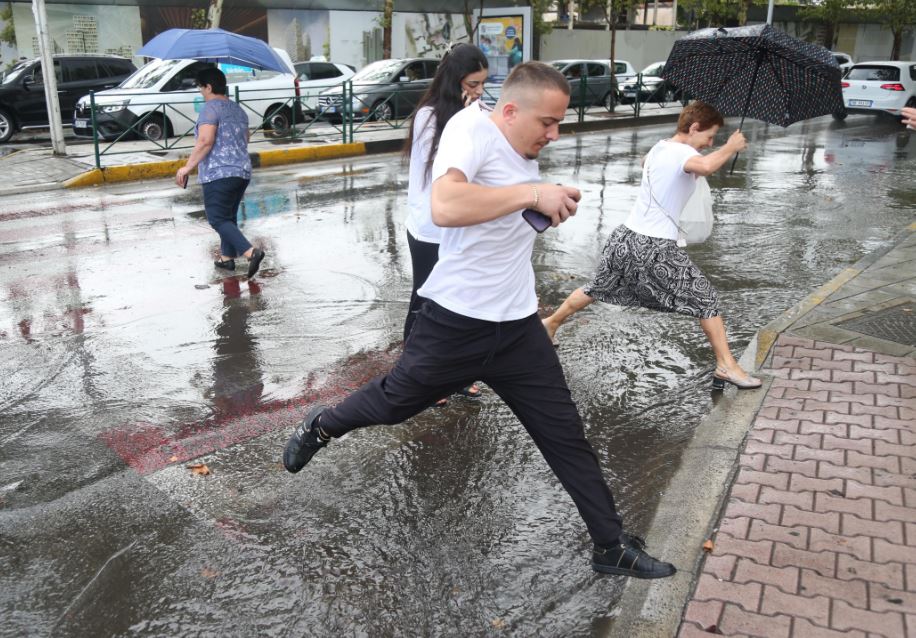 Mjaftuan vetëm pak reshje shiu dhe rrugët e Tiranës kthehen në “përrenj” (FOTOT)