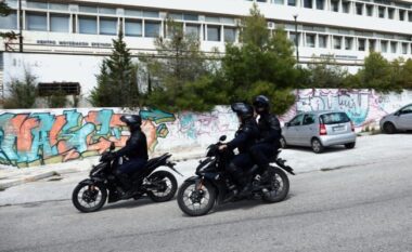 Polici grek bashkëpunonte me shqiptarë për drogën në Mykonos, atij dhe partneres shqiptare u zbulohen 5 mln euro