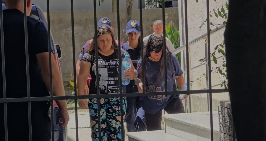 U mbyt me tel nga e bija/ Mbërrijnë në Gjykatë autorët e vrasjes së Anesti Ramës, vajza dhe e ëma me veshje me lule të lidhura bashkë me pranga