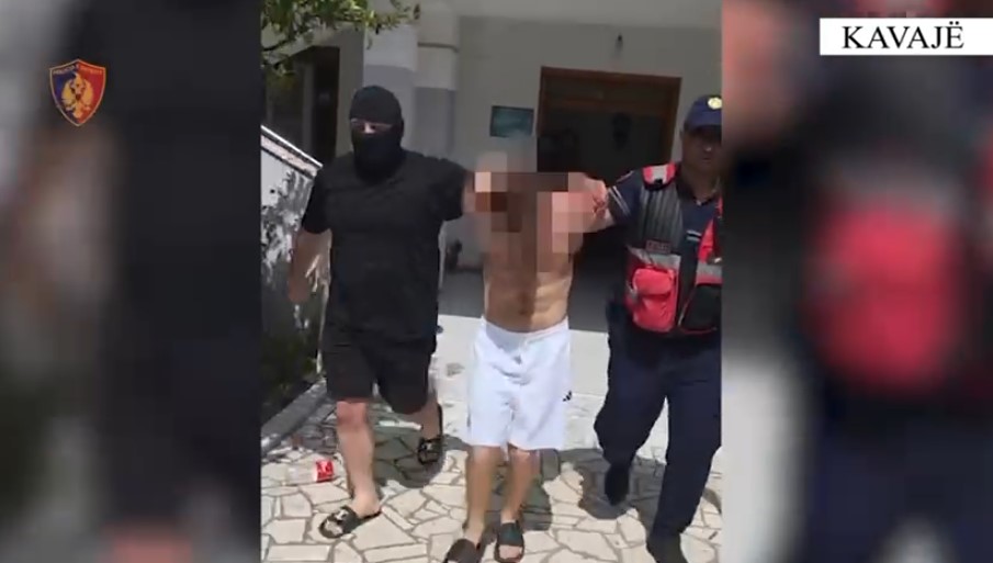 Vodhën shuma parash dhe një automjet në një fshat të Kavajës, arrestohen 2 persona (EMRAT)