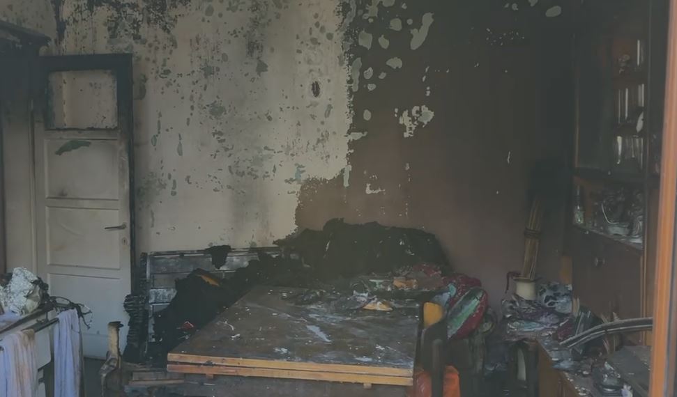 Humbi jetën nga asfiksia, 52-vjeçarja jetonte e vetme në kushte të vështira ekonomike, pamje nga banesa që u përfshi nga flakët (EMRI)