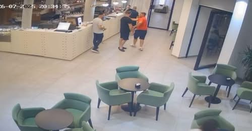 Ish-shefi i “Rrugores” Vlorë i dhunoi kamarierin, pronari i lokalit bën për spital Ardian Isufin
