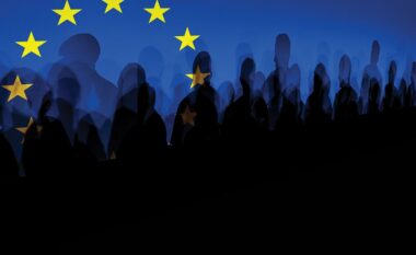 Cikli i rrezikshëm i emigracionit/ Të rinjtë përgjysmohen, ikja e tyre dyfishohet! Efektet në tregun e punës dhe në çmime