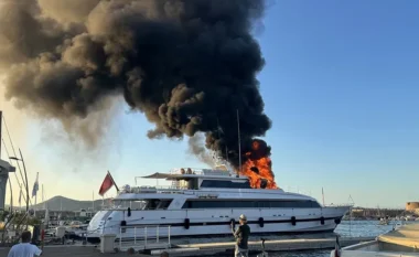 Ishte i ankoruar në Saint-Tropez, superjahti luksoz shpërthen në flakë (VIDEO)