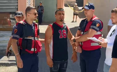 E vrau dhe më pas dogji banesën/ Autori i dyshuar kthehet në vendngjarje, dyshohet se kishte lidhje intime…(VIDEO)