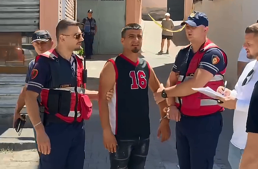 E vrau dhe më pas dogji banesën/ Autori i dyshuar kthehet në vendngjarje, dyshohet se kishte lidhje intime…(VIDEO)