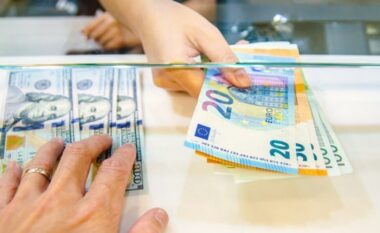 Këmbimi valutor/ Çfarë po ndodh me monedhat e huaja? Me sa po blihen dhe shiten dollari dhe euro