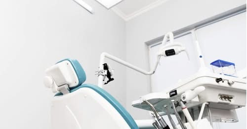 Përdornin preparate të skaduara në klinikë/  Arrestohen dy dentistët në Tiranë, procedohen 12 të tjerë (EMRAT)