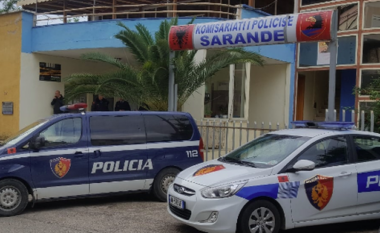 Plagosi me armë zjarri shokun e tij pas sherrit në lokal, policia arreston dy persona (EMRAT)