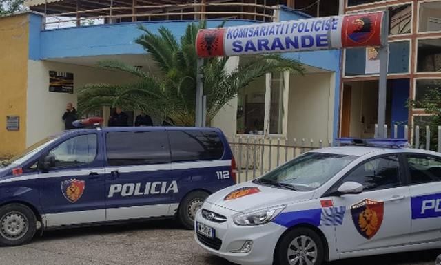 Plagosi me armë zjarri shokun e tij pas sherrit në lokal, policia arreston dy persona (EMRAT)