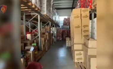 Skandal në Vorë/ Zbulohen ushqime të skaduara me etiketa false, arrestohen administratori dhe magazinieri, dy të tjerë në procedim (VIDEO+EMRAT)
