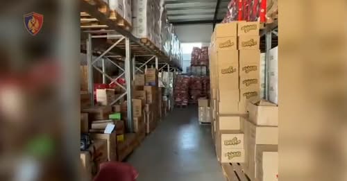 Skandal në Vorë/ Zbulohen ushqime të skaduara me etiketa false, arrestohen administratori dhe magazinieri, dy të tjerë në procedim (VIDEO+EMRAT)