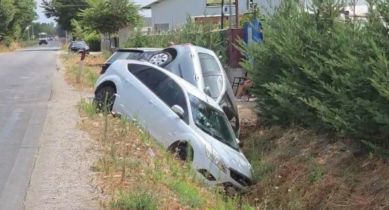 Aksident i rëndë në aksin rrugor Fier-Berat/ Makinat përfundojnë në kanal, plagosen dy persona