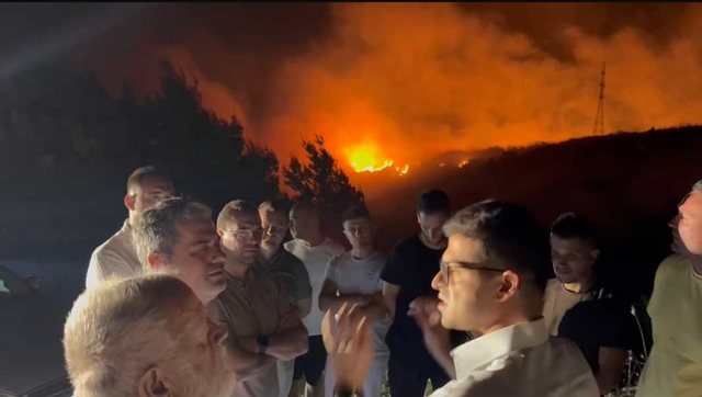 Pirro Vengu në mesnatë afër vatrave të zjarrit: Kjo është e qëllimshme dhe unë s’e pranoj këtë
