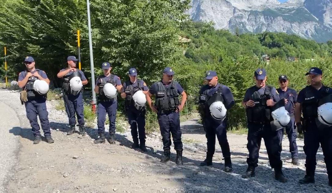 Aksioni i shembjeve të ndërtimeve pa leje në Theth/ Policia në rresht, fadromat vijojnë punën (VIDEO)