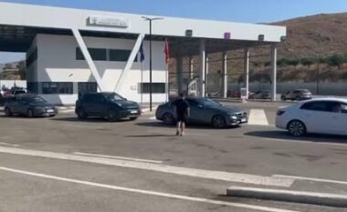 Arrestimi i 14 doganierëve grekë, radhë kilometrike në Qafë-Botë/ Pala fqinje punon me staf të reduktuar, qytetarët në pritje për disa orë