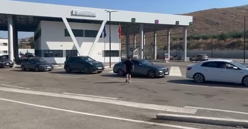Arrestimi i 14 doganierëve grekë/ Radhë kilometrike në Qafë-Botë, qytetarët në pritje për disa orë