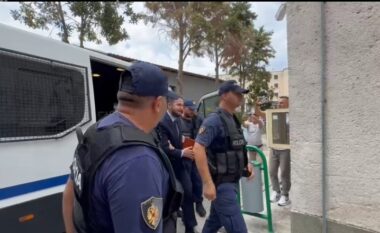 Ervin Salianji mbërrin në Gjykatën e Fierit