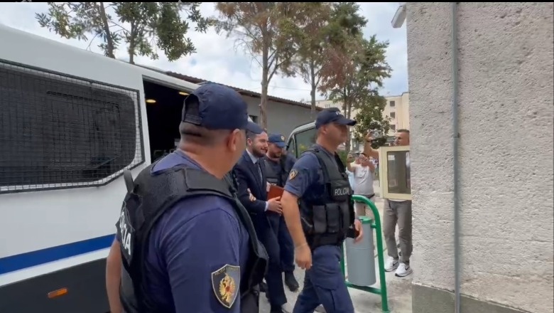 Ervin Salianji mbërrin në Gjykatën e Fierit