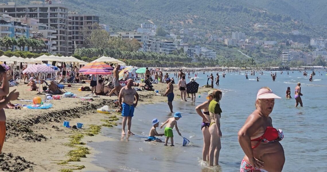 Rritja e çmimeve në Vlorë, qytetarët ankohen për cilësinë e plazheve publike